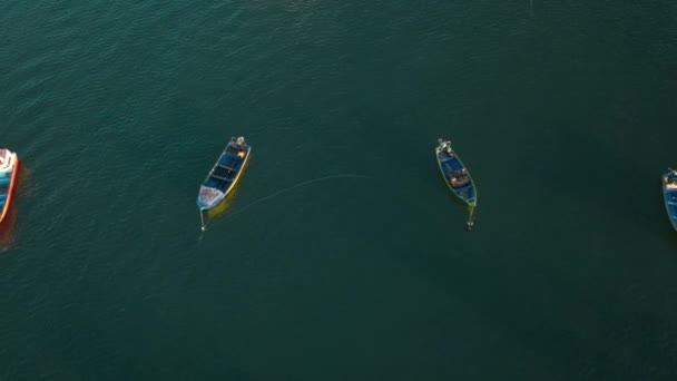 Voo Drone Revelando Vários Barcos Pequenos Madeira Atracados Mar Baía — Vídeo de Stock