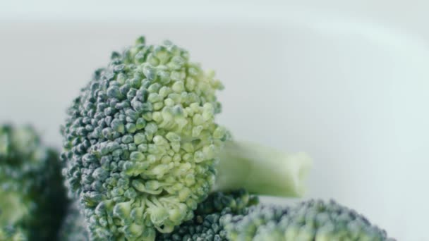 Een Druppel Olie Wordt Gegoten Een Stuk Broccoli Druppels Dalen — Stockvideo