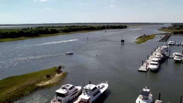 Vuelo Aéreo Sobre Puerto Deportivo Cabo Miedo Río Puerto Sur — Vídeos de Stock