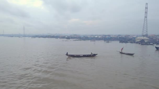 Fisher Hombres Dentro Canoa Tratando Pescar Makoko Lagos — Vídeo de stock