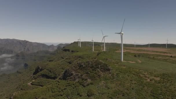 Uitzicht Vanuit Lucht Als Een Windmolenpark Top Van Bergen Van — Stockvideo