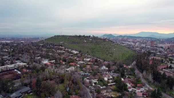 Drone Dukly Med Utsikt Calan Åsen Midt Las Condes Distriktet – stockvideo