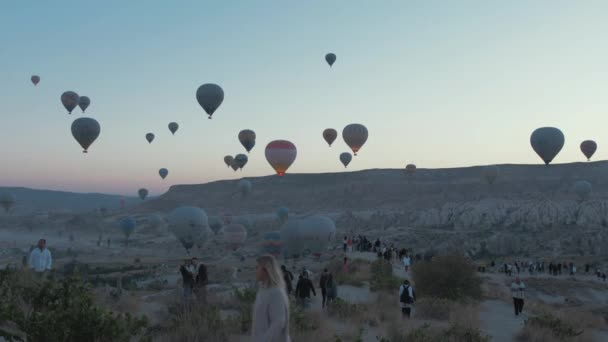 Toeristen Wandelen Langs Het Pad Naar Cappadocië Heteluchtballonnen — Stockvideo