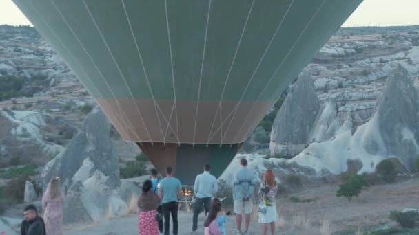 Horkovzdušný Balón Stoupá Blízkosti Ohromených Diváků — Stock video