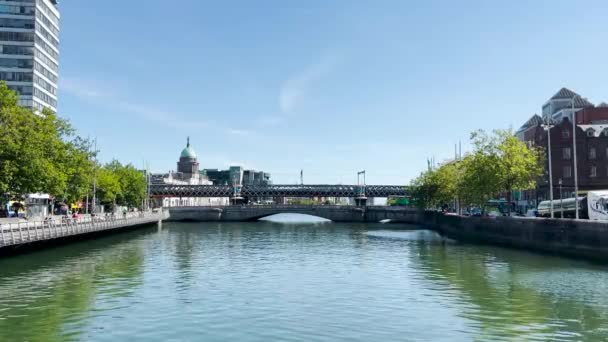 Dublin City Center Solig Dag Med Livliga Gator Och Floden — Stockvideo