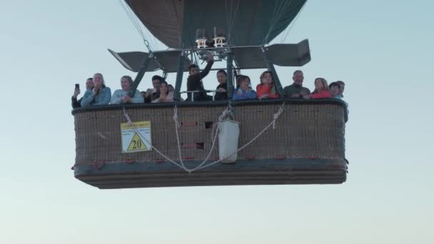 Spännande Grupp Flyger Varmluftsballong Medan Aeronaut Driver Ballong — Stockvideo