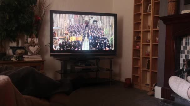 家庭で英国のテレビでエリザベス女王の儀式葬儀サービスを見ている家族 — ストック動画