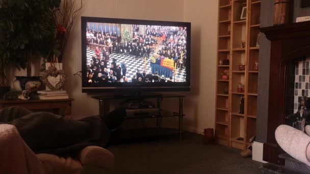 Familia Viendo Majestad Reina Isabel Ceremonia Funeral Servicio Transmitido Televisión — Vídeos de Stock