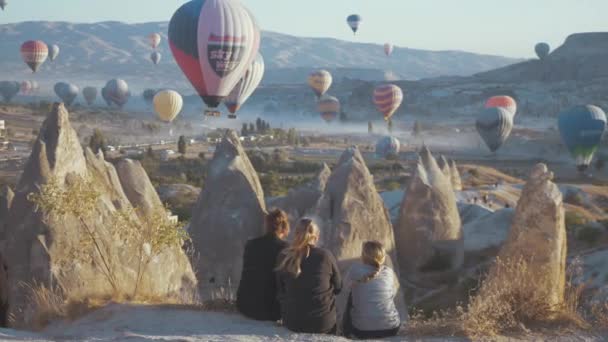 Flickvänner Som Tittar Ballonger Över Kappadokien Vid Soluppgången — Stockvideo