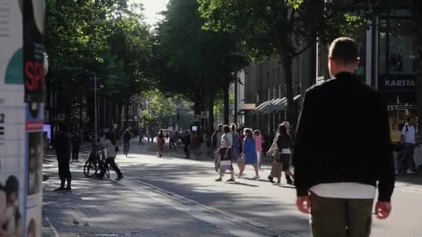 Пішоходи Перетинають Вулицю Мнкебергстрае Гамбург Літній День — стокове відео