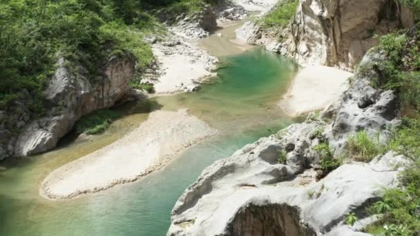 Touristen Spazieren Durch Den Beschaulichen Fluss Nizao Atemberaubende Felsformationen Darüber — Stockvideo