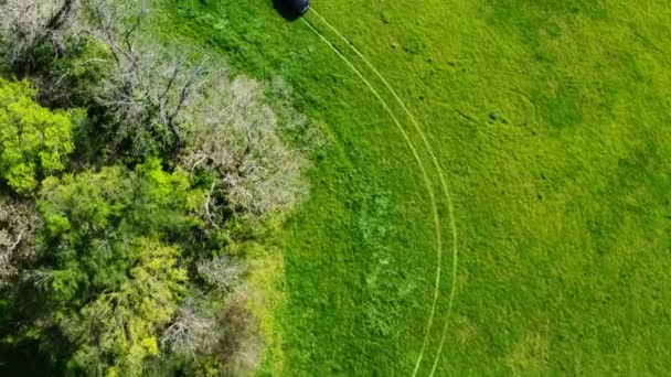 农业土地测量 Suv车辆在绿地农场行驶并留下铁丝痕迹 空中飞行 — 图库视频影像
