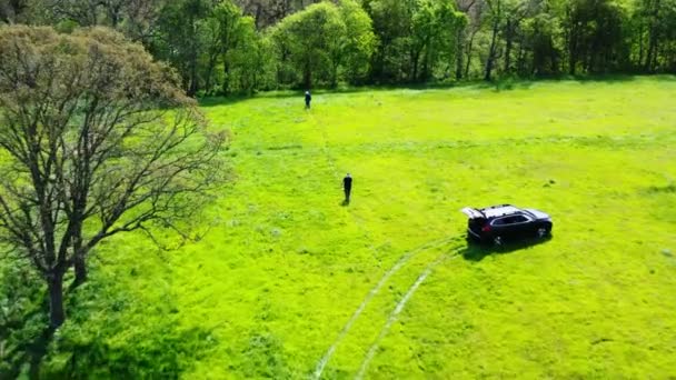 两个土地测量师用测量带测量农场 空中飞行 — 图库视频影像