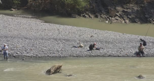 Gente Del Posto Pesca Nel Fiume Sotto Sole Larghi — Video Stock