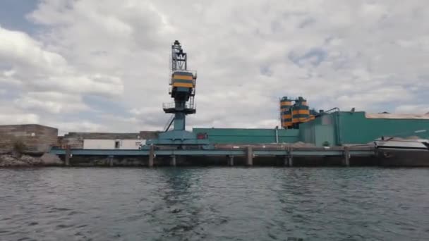 Puerto Grúa Instalación Industrial Largo Del Río Parque Nacional Biesbosch — Vídeo de stock