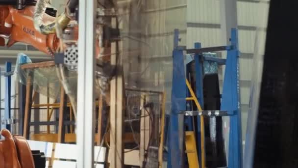 工业用机械手用吸盘粘在玻璃板上 供工厂运输 工业仓库生产和储存成品玻璃 工业机器人 厚玻璃片 — 图库视频影像