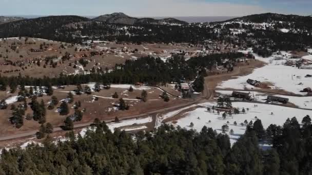 Valle Montaña Con Casas Montañas Rocosas Colorado Aerial Drone Video — Vídeos de Stock