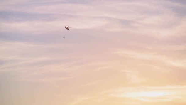 Πυροσβεστικό Ελικόπτερο Που Πετάει Πάνω Από Ηλιοβασίλεμα — Αρχείο Βίντεο