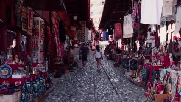 Antiguo Camino Mercado Con Tiendas Artesanales Que Muestran Ropa Artículos — Vídeos de Stock