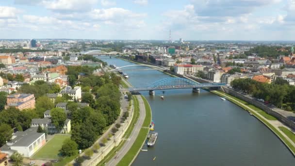 Kaunis Perustaminen Shot Yläpuolella Vistula River Krakovassa Tyypillisenä Päivänä — kuvapankkivideo