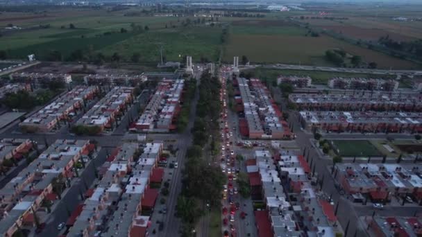Une Longue File Voitures Sortie Quartier Arboledas — Video