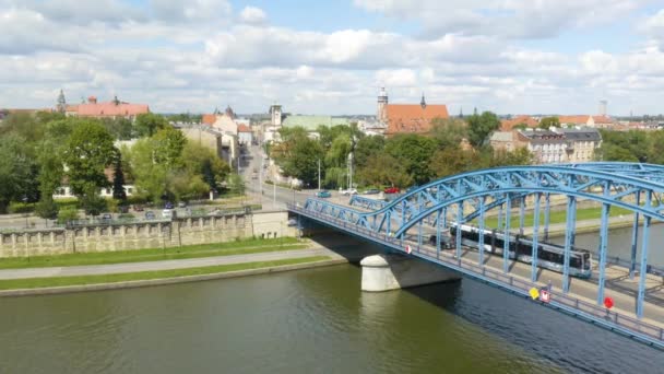 조제프 Blue Jozef Pilsudski Bridge 경유하는 수송선에 크라코프 — 비디오