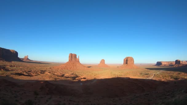 Monument National Park Day Time Lapse Shadow Moving Buttes Traffic — Stock Video