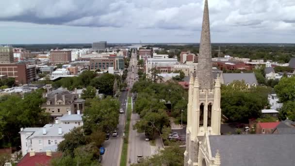 Wilmington Észak Karolina Belvárosi Légi Pályája Egy Templom Tornya Körül — Stock videók