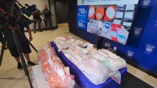 Полиция Демонстрирует Наркотики Атрибуты Изъятые Время Исполнения Ордеров — стоковое видео