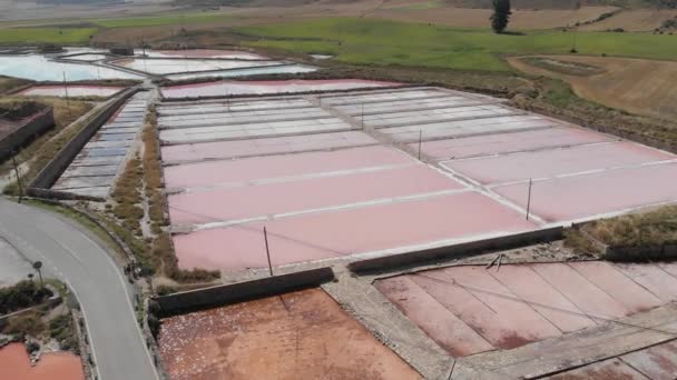 Εναέρια Panning Πάνω Από Τις Εγκαταστάσεις Salinas Imon Έντονα Χρώματα — Αρχείο Βίντεο