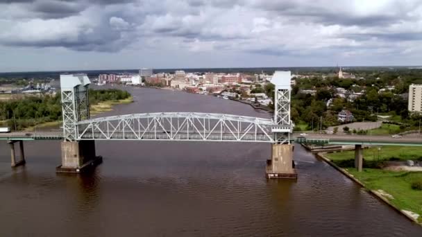 Extracción Aérea Desde Puente Elevación Vertical Sobre Río Miedo Capa — Vídeos de Stock