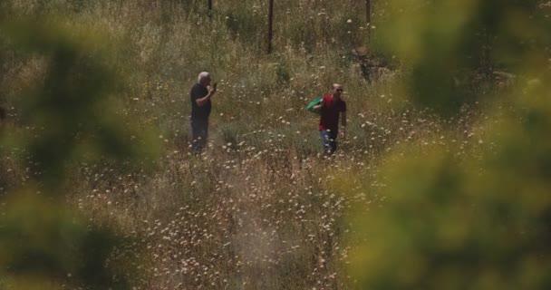 People Sunny Spring Field Mountain Poblíž Kláštera Jvari Georgii Selektivní — Stock video