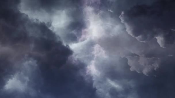 Fulgerul Pov Clipește Printre Norii Cumulonimbus Întunecați Groși — Videoclip de stoc