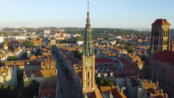 Strzał Lotu Ptaka Nad Gdańskim Ratuszem Wieża Zegarowa Reveals Cityscape — Wideo stockowe