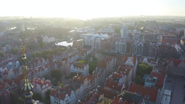 Air Pullback Odhaluje Hlavní Radniční Věž Krásném Gdaňsku Při Východu — Stock video