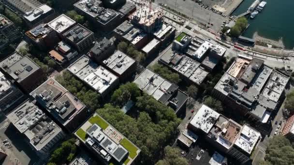 보이는 공중에서 워싱턴주 시애틀의 파이오니아 스퀘어 지역에 아파트 건물의 지붕들 — 비디오