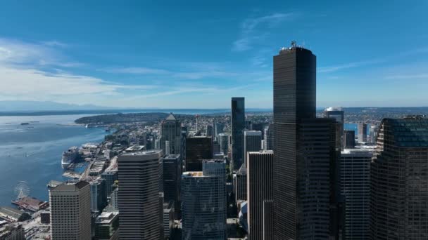 Veduta Aerea Dei Potenti Grattacieli Seattle Con Puget Sound Lontananza — Video Stock