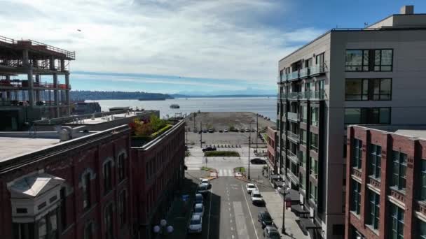 Ilmakuva Nousee Seattlen Teollisuusalueelta Uusia Asuntoja Toimistoja Rakennetaan Historiallisten Tiilirakennusten — kuvapankkivideo