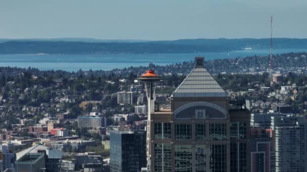 Pandangan Udara Mengungkapkan Seattle Space Needle Dengan Puncak Oranye Untuk — Stok Video