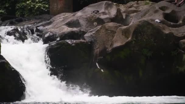 Malý Vodopád Řeky Kosta Rica Kameny Blízkosti Deštném Pralese — Stock video