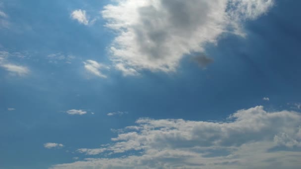 Açık Beyaz Bulutlar Parlak Mavi Bir Gökyüzünün Üzerinde Uçar Güneşli — Stok video