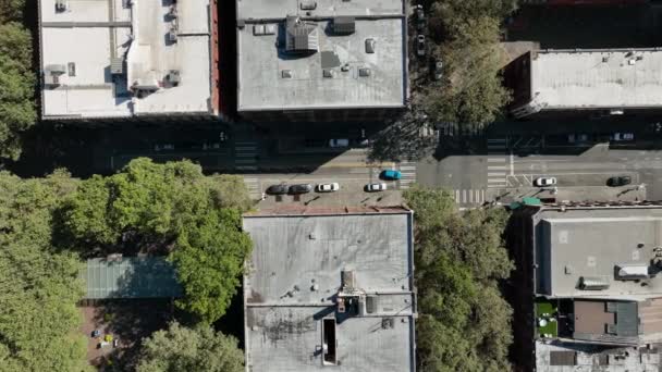 Blick Aus Der Vogelperspektive Auf Eine Städtische Und Verschlissene Straße — Stockvideo