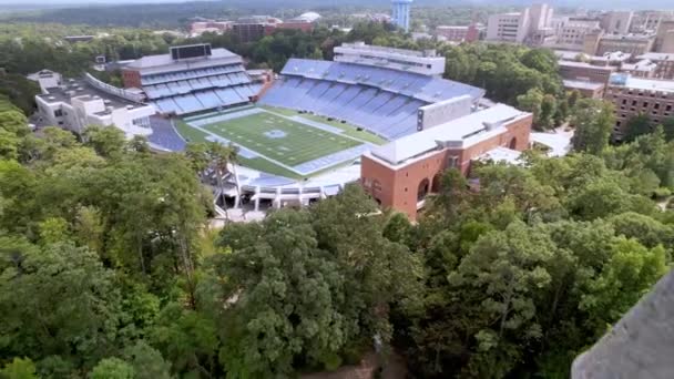 Kenan Memorial Stadyumu Ndan Kalkan Hava Aracı Moorehead Patterson Saat — Stok video