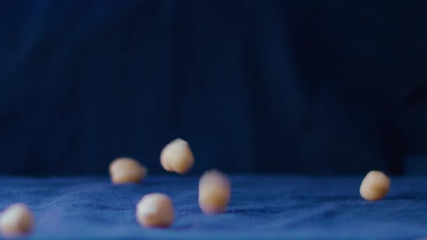 Garbanzos Caen Lluvia Cámara Lenta Fondo Como Base Hay Tejido — Vídeo de stock