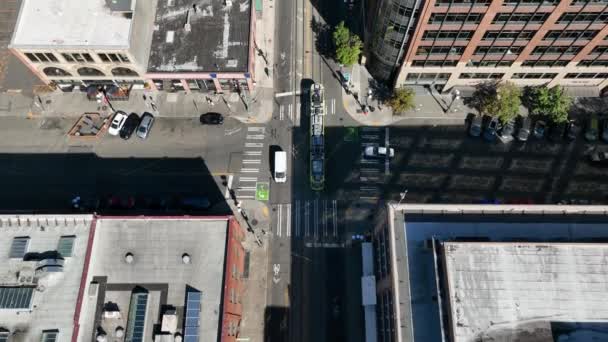 シアトルの工業街を走行する電気自動車の空中ショットのトップダウン — ストック動画