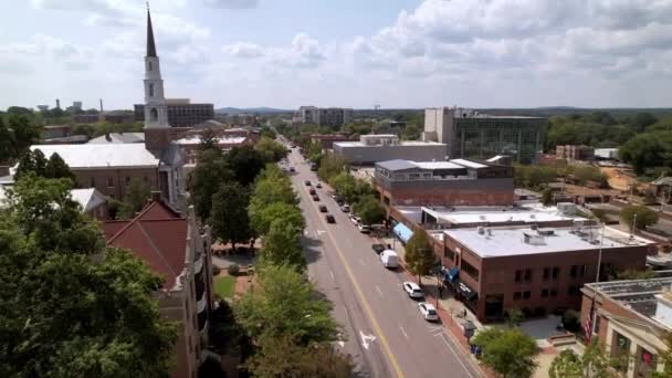 ノースカロライナ州チャペルヒルのフランクリン通りを飛行中 — ストック動画