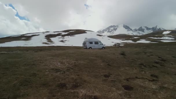 黑山山顶 驶向停在土路上的野营车 — 图库视频影像