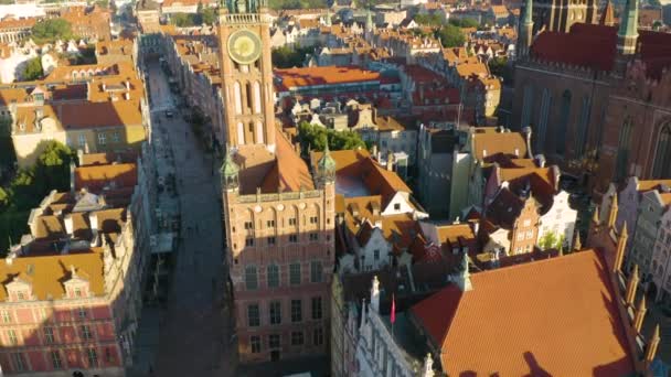 Aerial Boom Shot Odsłania Wieżę Ratuszową Ulicę Długą Gdańsku — Wideo stockowe