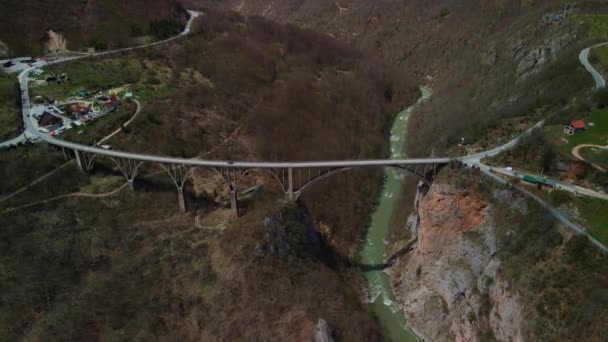 モンテネグロのドゥルデヴィツァ タラ橋全体を見渡すドローン映像 — ストック動画
