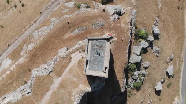 Kolmý Letecký Pohled Návštěvníky Starobylého Hradu Postaveného Břidlicového Kamene Guadalajaře — Stock video